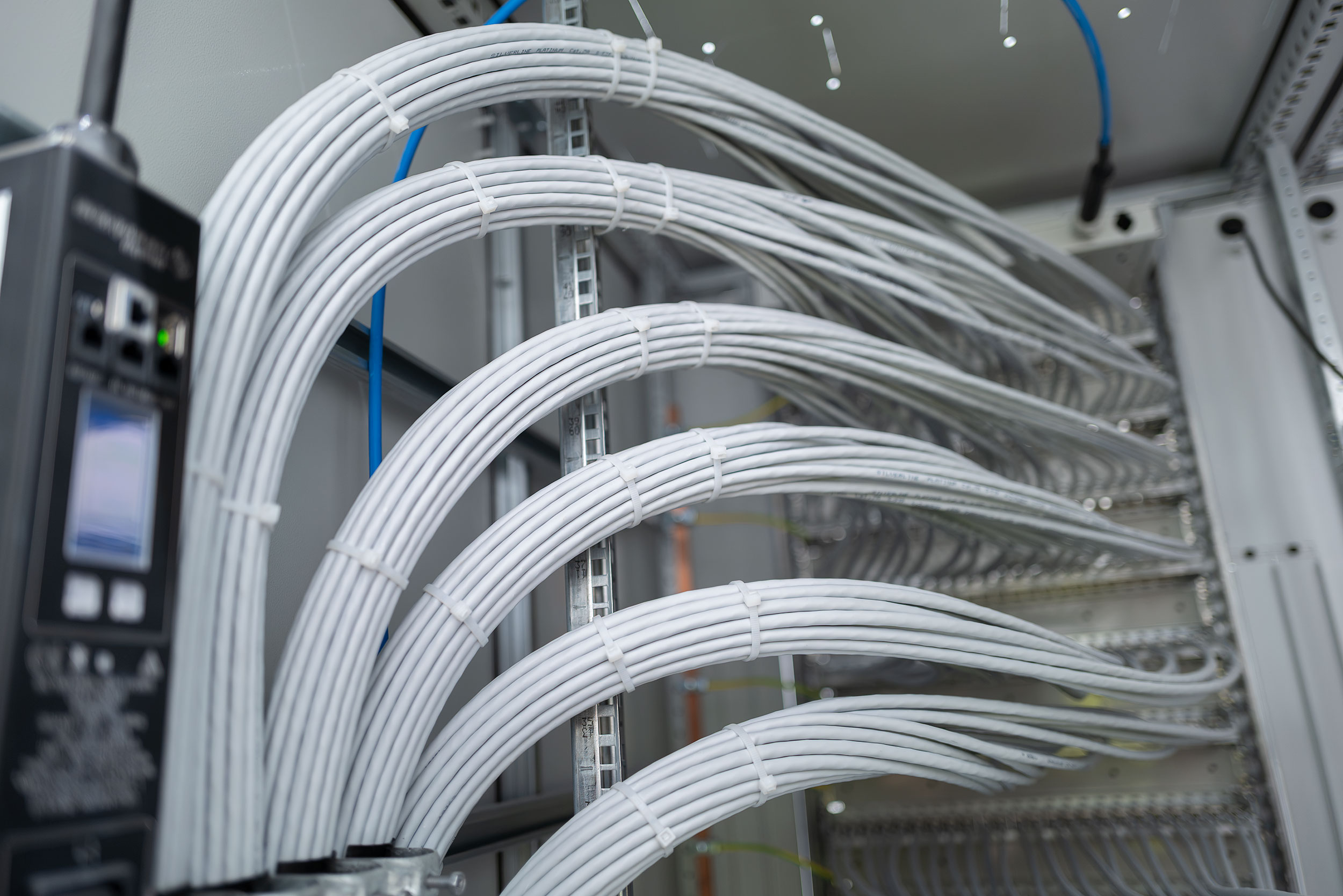 Strukturierte Netzwerkverkabelung in einem Serverschrank zur Anbindung von IT-, Daten- und Kommunikationssystemen